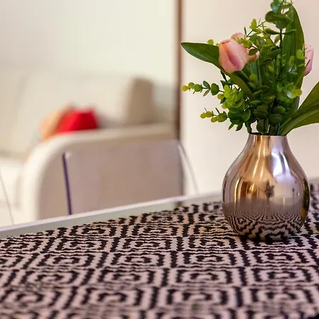 Lägenhet Spacious Two-room With Private Courtyard