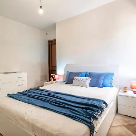 Spacious Two-room With Private Courtyard 아파트 알게로